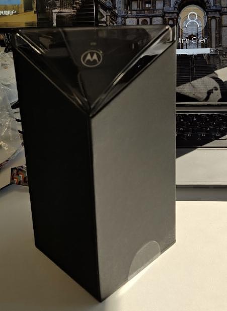 网友晒出摩托罗拉RAZR量产机，包装盒设计新颖，售价1万起