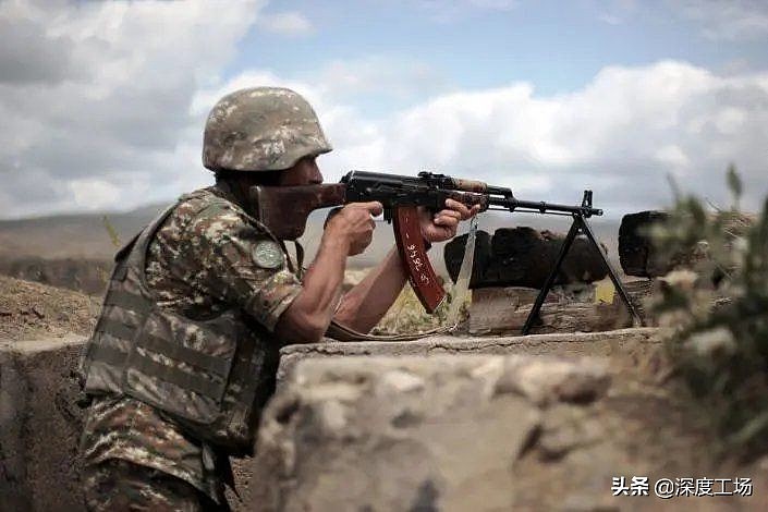 不留活口！子母弹杀戮隐藏山沟亚美尼亚民兵：无人机追杀幸存者