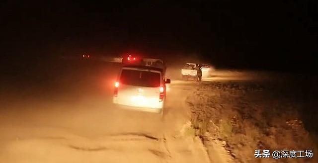 库尔德女兵全副美国武器，深夜对叙利亚城镇大搜捕：大批人员被捕