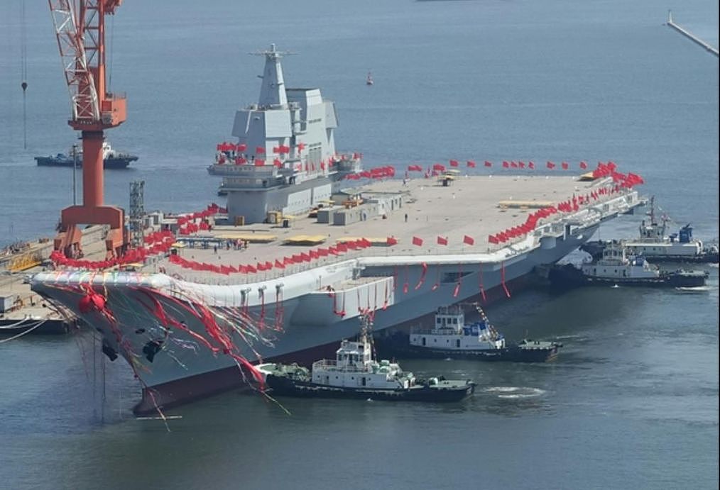 中国为何先造山东舰，后造075小平顶，两栖攻击舰比航母还难？