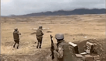 亚美尼亚铁血阻击战：平原地区对抗装甲集群冲击，女兵都冲出战壕