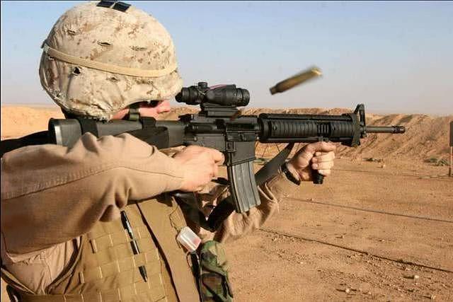 美军步枪换弹匣，为何在头盔上敲一下？这个小动作救了数万条生命