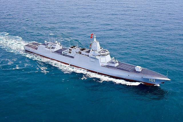 055型驱逐舰南昌舰正式入列！美网友：中国海军强大不是没有道理