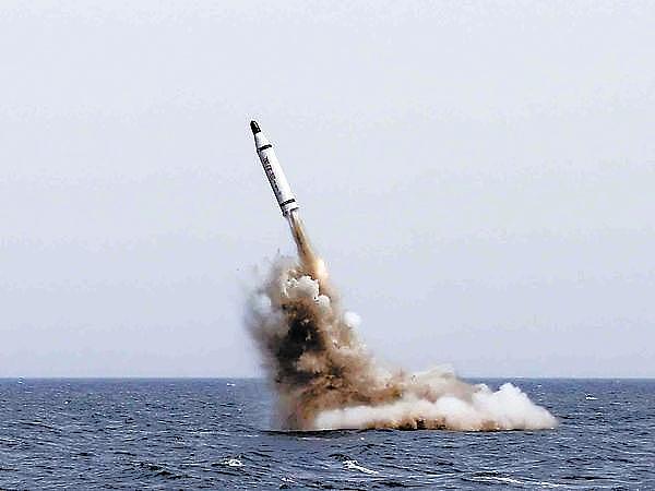 美凌晨试射导弹，发出开战威胁，俄32枚洲际导弹抵近美近海回应