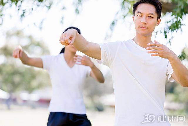 中老年人练太极，是在自毁膝盖？掌握4个要领，膝盖越来越年轻