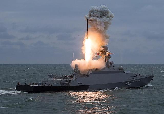 俄伊连射导弹，精确命中多艘模拟敌舰，美紧急叫停航母自由巡航