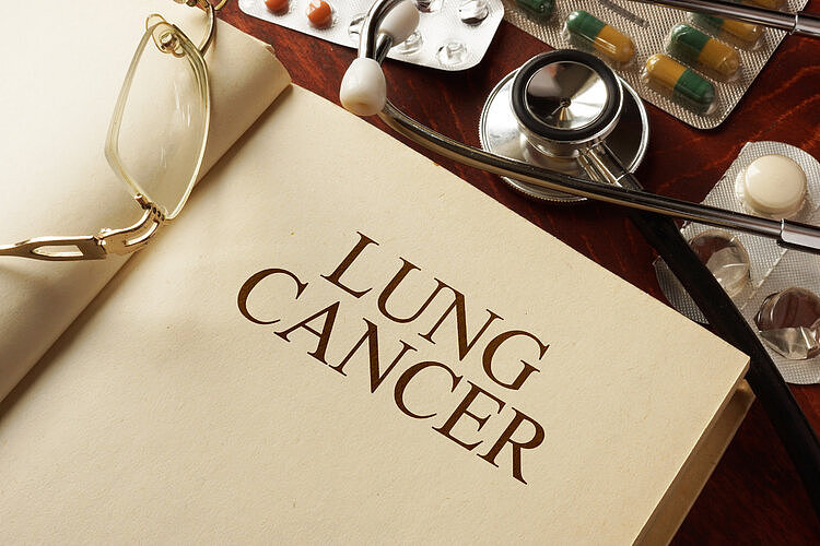 76岁打星陈惠敏患上肺癌：肺癌有四大症状，早发现一个也好