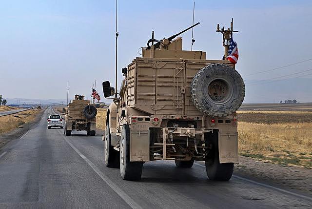美军驻叙利亚基地遇袭，疑似因霸占油田招来报复，叙网友：活该