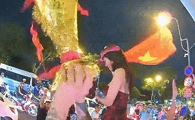 越南球迷彻夜狂欢：万人塞满大街！3年崛起已夺2冠，国足怕吗