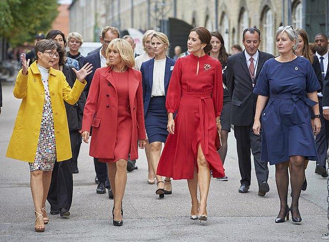 丹麦王妃太时髦！跟法国总统夫人穿衣“撞色”，布丽吉特笑得勉强