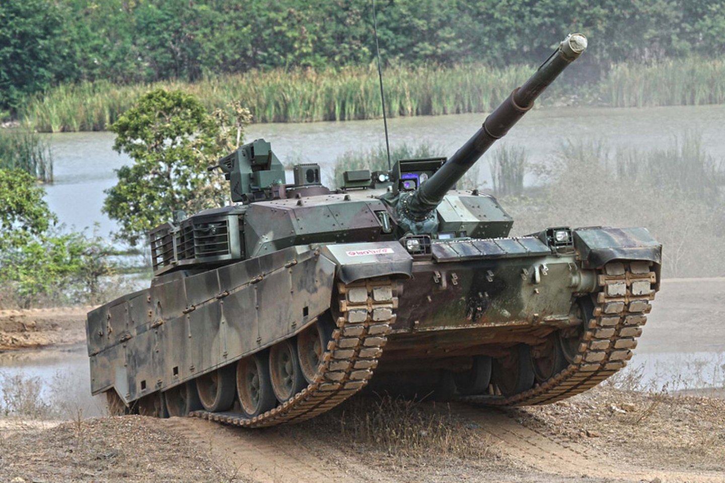 巴陆军首次演示VT-4坦克性能，巴基斯坦人：可与任何先进坦克相媲美