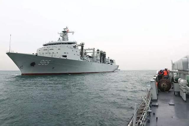 中国猛造5万吨航母奶妈，美军却已悄然转变，逐步放弃快速补给舰