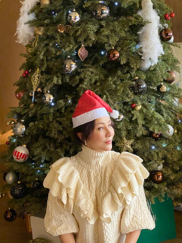 刘嘉玲欢乐过圣诞，穿毛衣撞衫小24岁郑秀妍，输了年龄却赢了气质