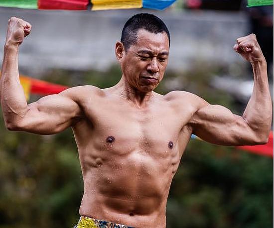 49岁的“刘皇叔”常年健身，身材状态秒杀同龄人，小伙都自愧不如