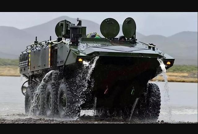 美军陆战队新玩具：两栖远征战车，携带四足机器狗，浑身挂满导弹