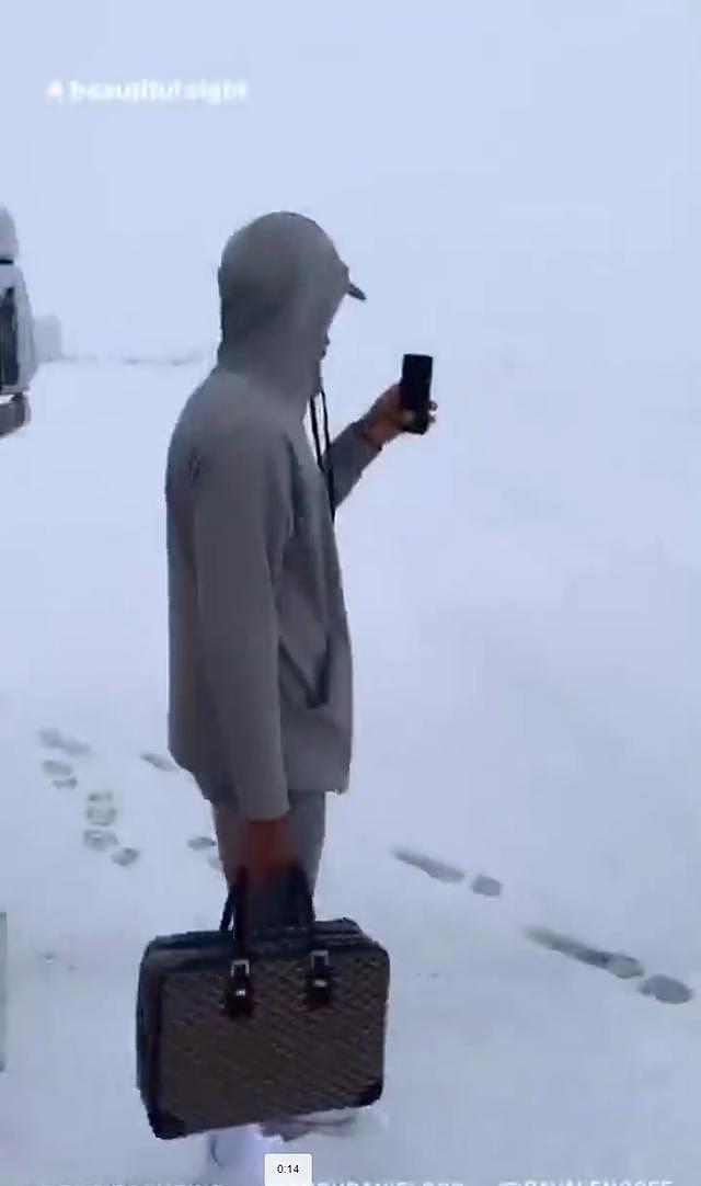 湖人抵达印城机场打雪仗！麦基一记雪球击倒库兹马 雪地上搁瓶红酒