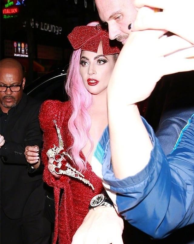 Gaga染粉发露面，戴镶钻长“指甲”太夸张，踩20cm驴蹄鞋看服了