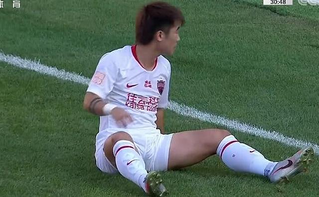 1-0！中超2亿豪门3连击破门：门将痛苦受伤，后卫瘫坐在地