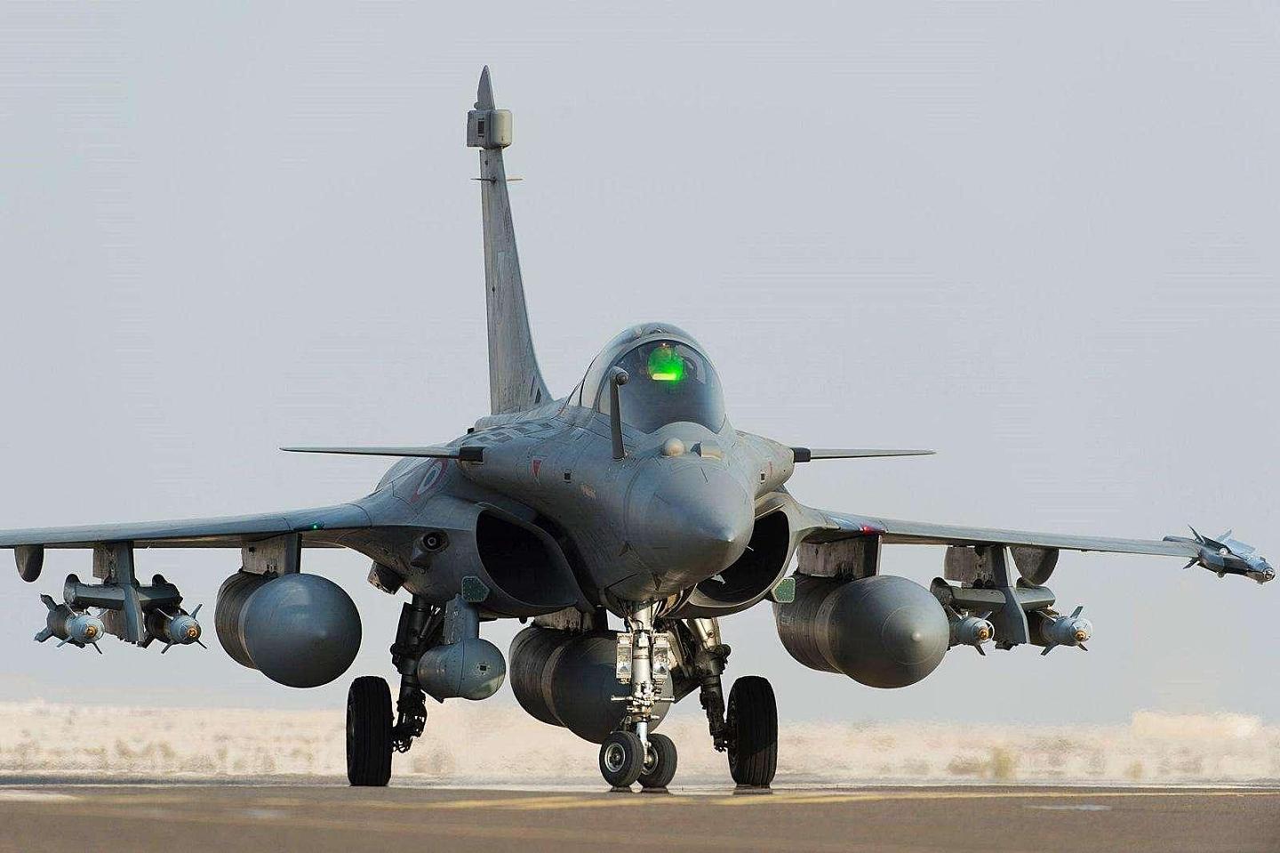 印军阵风战机部署拉达克，女飞行员亮相高原，位于火炮射程之内