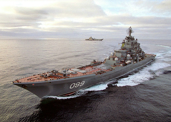 俄核潜艇挺进美近海，大批舰机发射导弹，美渔船被赶走却不敢声张