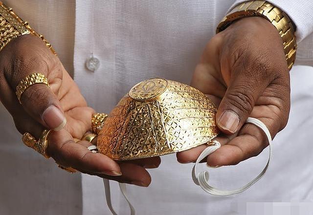 人类对黄金有多热爱？印度土豪打造黄金口罩，萨达姆热爱黄金步枪