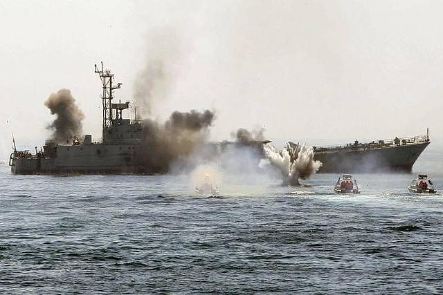 伊朗划出禁区，上百战舰和战机实弹射击，美航母被迫中止自由巡航