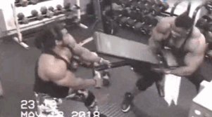 因为争抢器械，两肌肉男在健身房大打出手，场面一度混乱