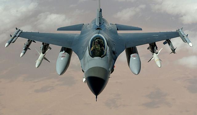 土耳其用S-400追踪美军F-22和F-35，杜文龙：美军脸色又该难看了