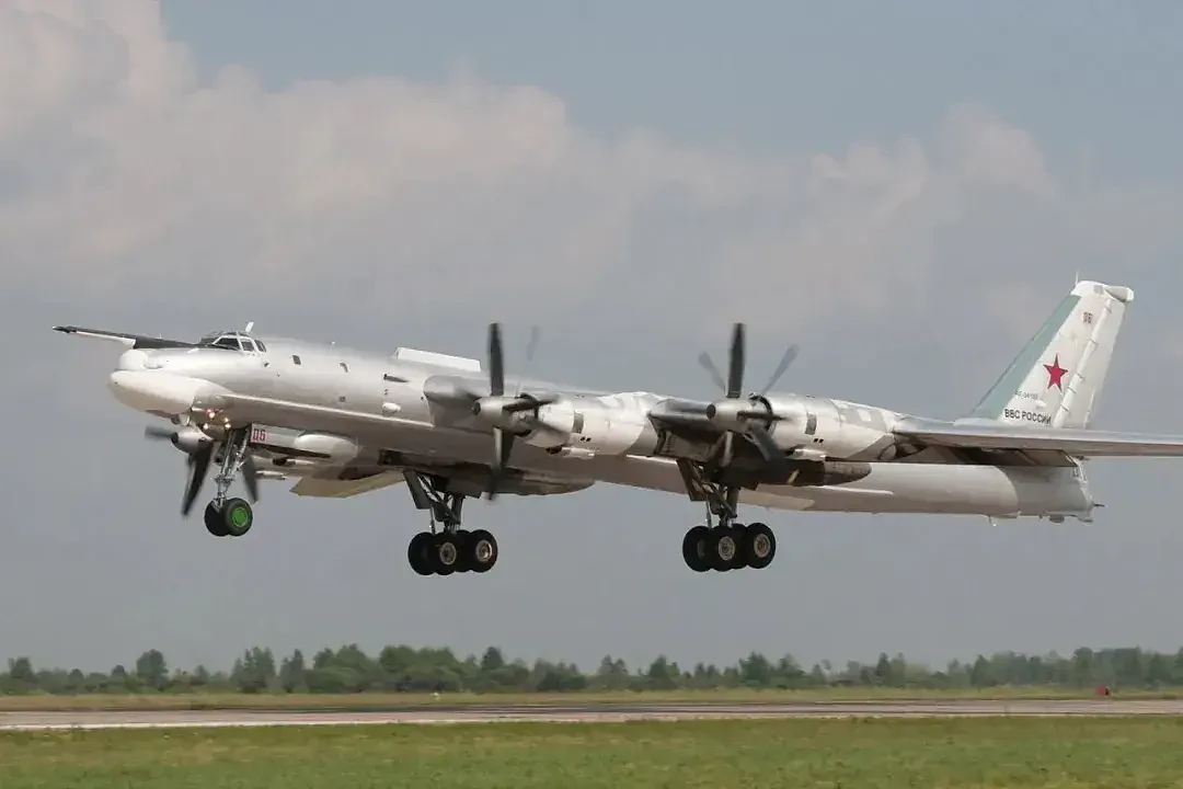中国轰6不孤单！俄罗斯最新版图95首飞，添置新神器再战30年
