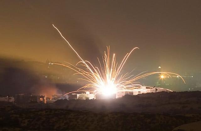 伊朗火箭司令出现，5架以色列战机超低空突袭：3枚导弹奔向目标