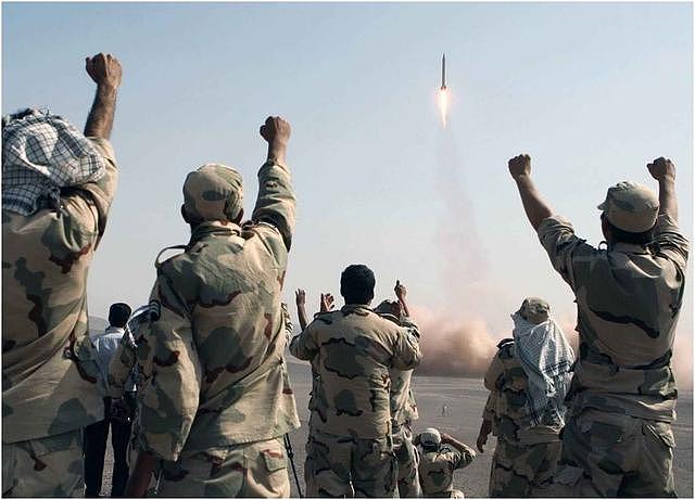 核设施连续被炸，敌人在哪都不知道，懵圈中的伊朗亮出看家武器