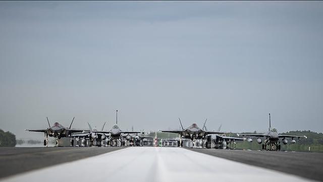 美日F-16举行首次双边大象漫步，集中展示各类先进武器装备