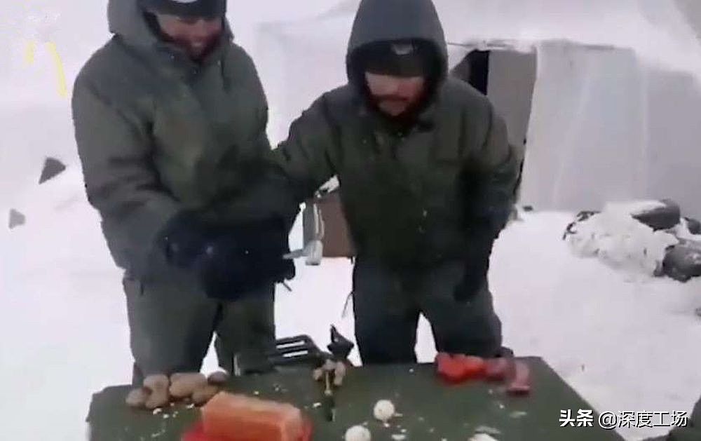 边境雪山降温，食品冻成冰坨：印军用弯刀猛砍土豆，根本砍不开