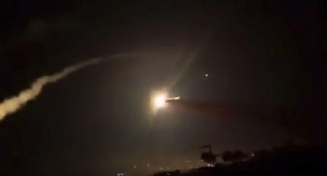 伊朗火箭司令出现，5架以色列战机超低空突袭：3枚导弹奔向目标