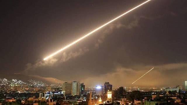 以色列导弹躲在客机身后，24枚防空导弹发射：俄军紧急大喊停火
