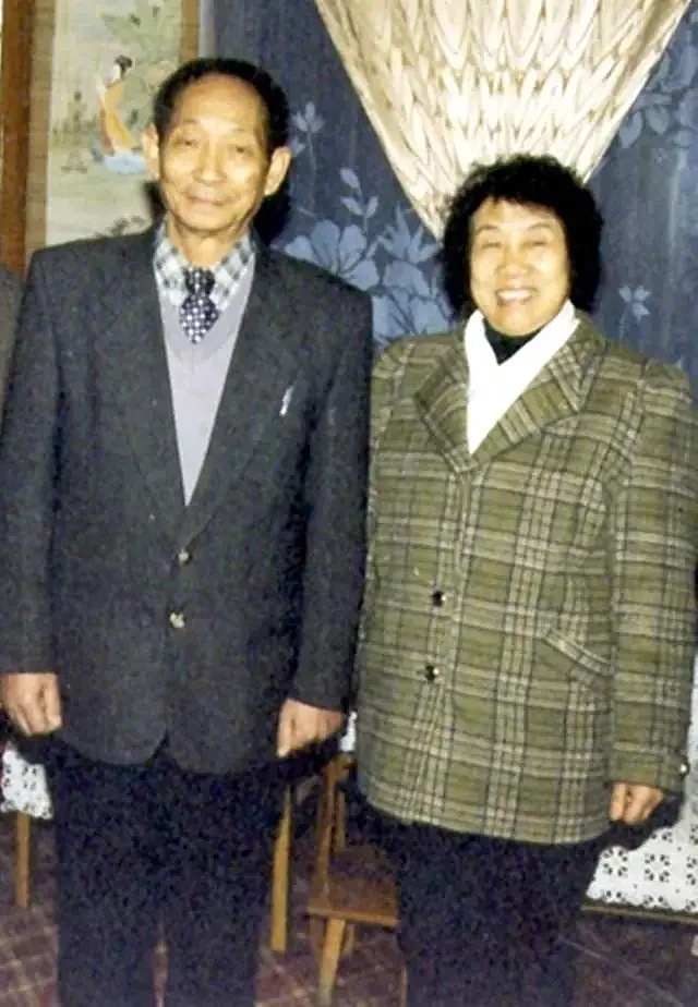 相识1个月闪婚，却独宠她57年：90岁的袁隆平，也太酷了