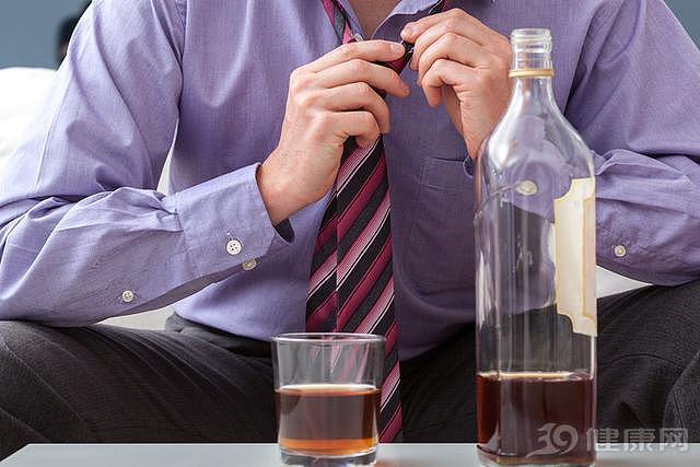酗酒是“自杀”，劝酒是“谋杀”！权威期刊已证实：一滴酒也别沾