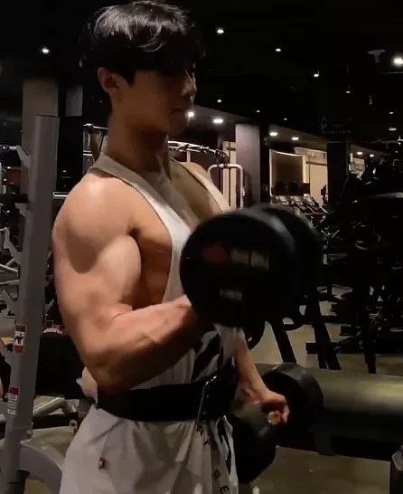韩国小伙坚持健身，从花美男变成肌肉奶狗，网友说又可以了