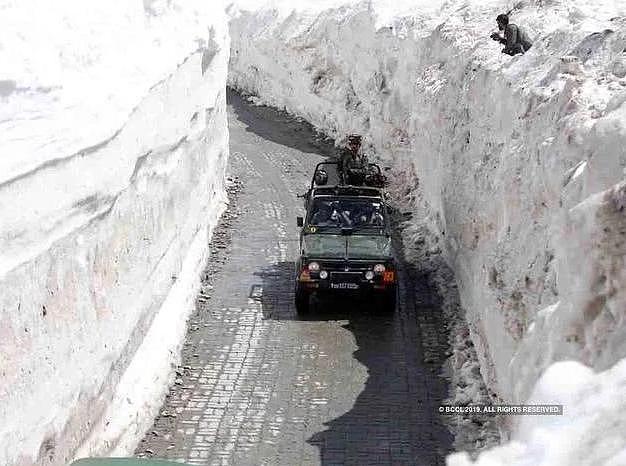 巴铁激光炮打雪山，造雪崩活埋印军：印军哨所埋入8米深大雪闷死