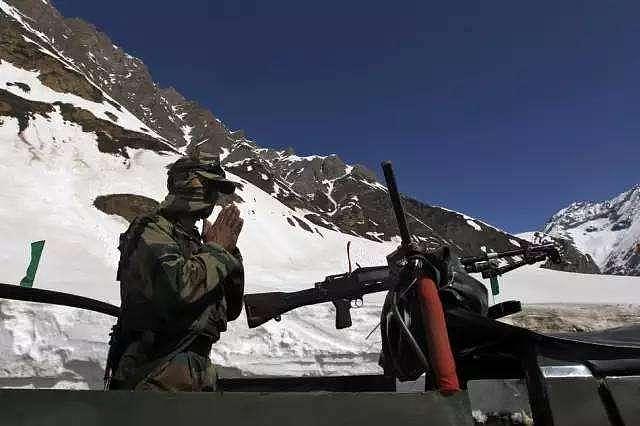中印两军在边界测试新武器，解放军这边万炮齐发，印军却在练爬坡