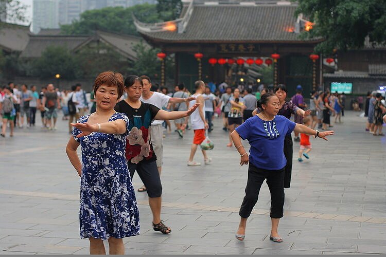 50岁广场舞大妈亲身讲述：原来艾滋病离我们中老年人也很近