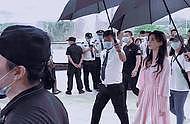 刘诗诗现身户外活动，穿粉色仙女裙人气高，两人为她撑伞一人搀扶