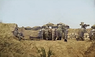 亚美尼亚铁血阻击战：平原地区对抗装甲集群冲击，女兵都冲出战壕