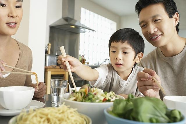 癌症的元凶找到了！提醒：医生从不吃的4种食物，为何你却还在吃