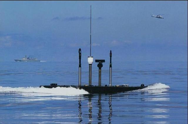 核潜艇可以潜航3个月，在水下如何通信？能用手机5G上网么？