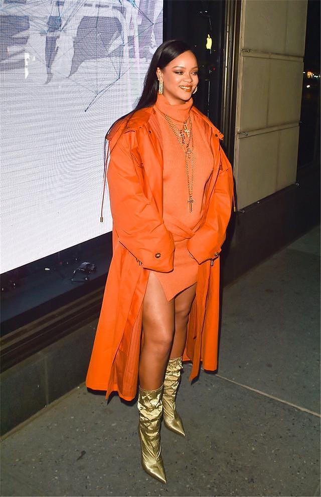 蕾哈娜为自己品牌打call，南瓜色大衣配抓褶裙，踩堆堆靴变时髦精