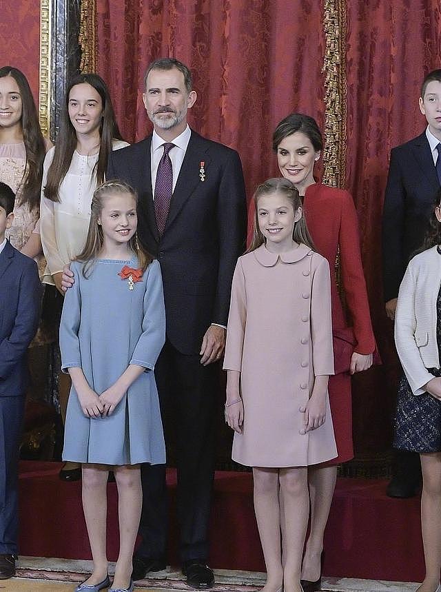 西班牙公主首次住酒店异常兴奋！大公主穿黑裙，两腿交叉站太淑女
