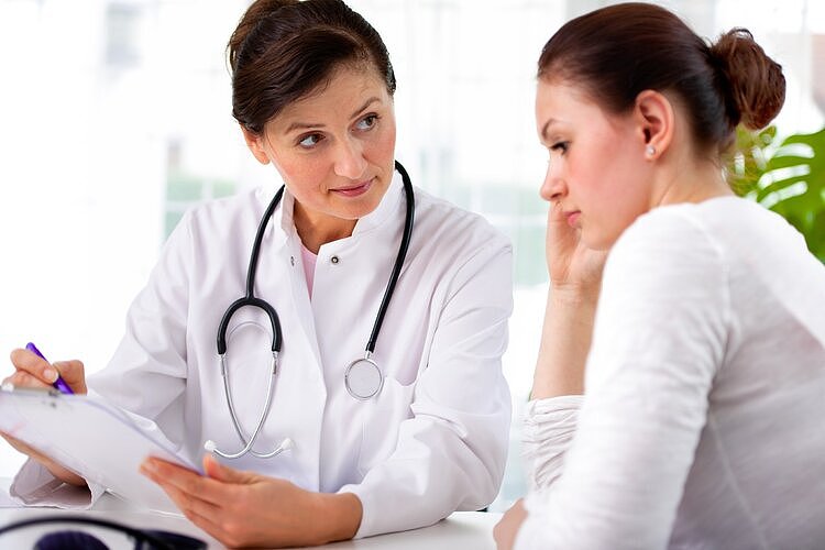 尴尬：女人一咳嗽就漏尿，身上总有异味！医生：这些女人容易出现