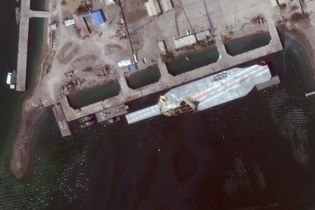 敏感时刻亮相：伊朗紧急修复巨型航母靶标，甲板上出现大量舰载机