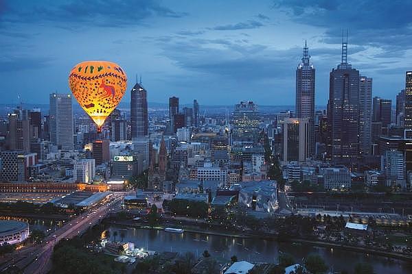 梦幻热气球之旅：飞上澳大利亚墨尔本市区上空，眺望城市之美